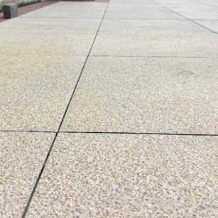 淮安 黄金麻花岗岩石板材荔枝面地面铺装效果