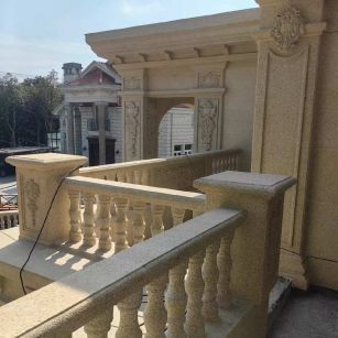 淮安 黄金麻别墅外墙干挂雕花配合阳台栏杆花瓶柱