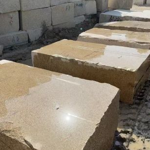 淮安 黄金麻方料堆场洗料分选中，原材料充足