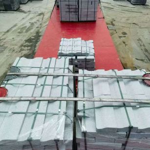 淮安 芝麻白仿形加直形路沿石出货日常