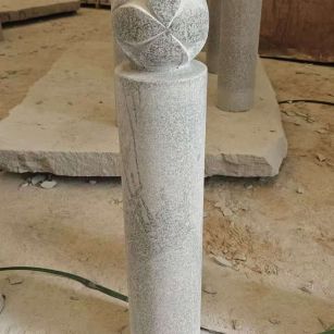 淮安 芝麻白花岗岩石材挡车石柱、停车柱、圆柱挡车柱、方柱挡车柱等