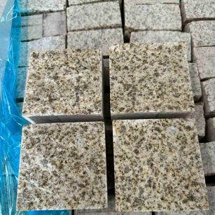 淮安 黄金麻花岗岩自然面小方块，弹石，马蹄石等