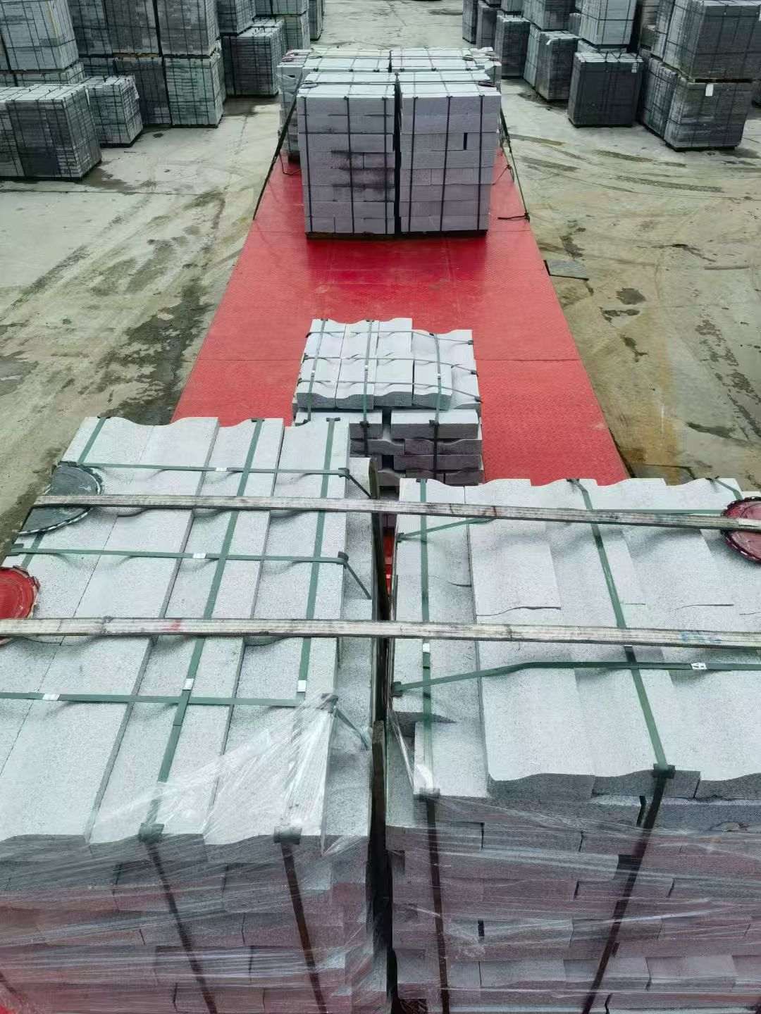 淮安 芝麻白仿形加直形路沿石出货日常