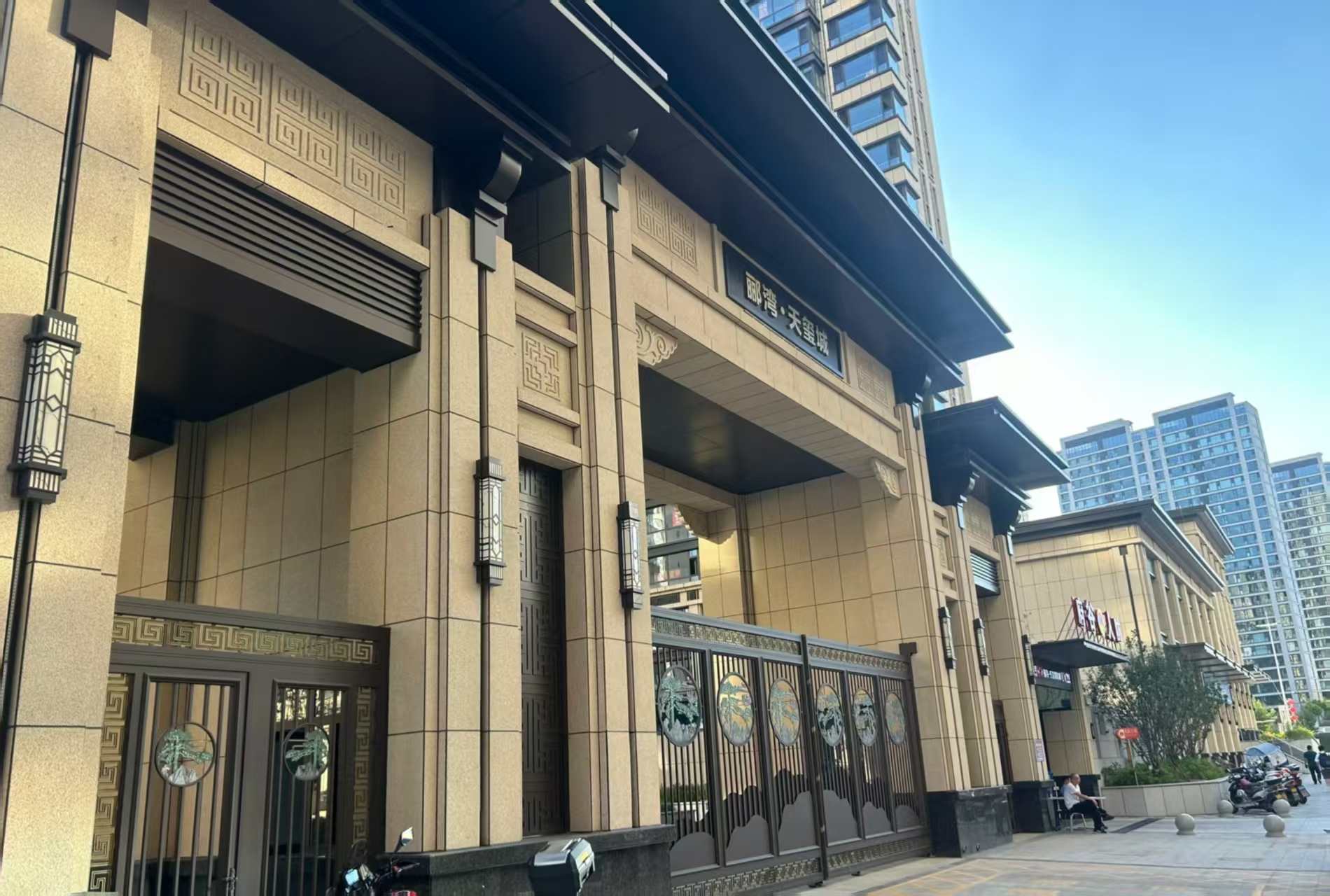 淮安 黄金麻花岗岩荔枝面小区门楼外墙干挂