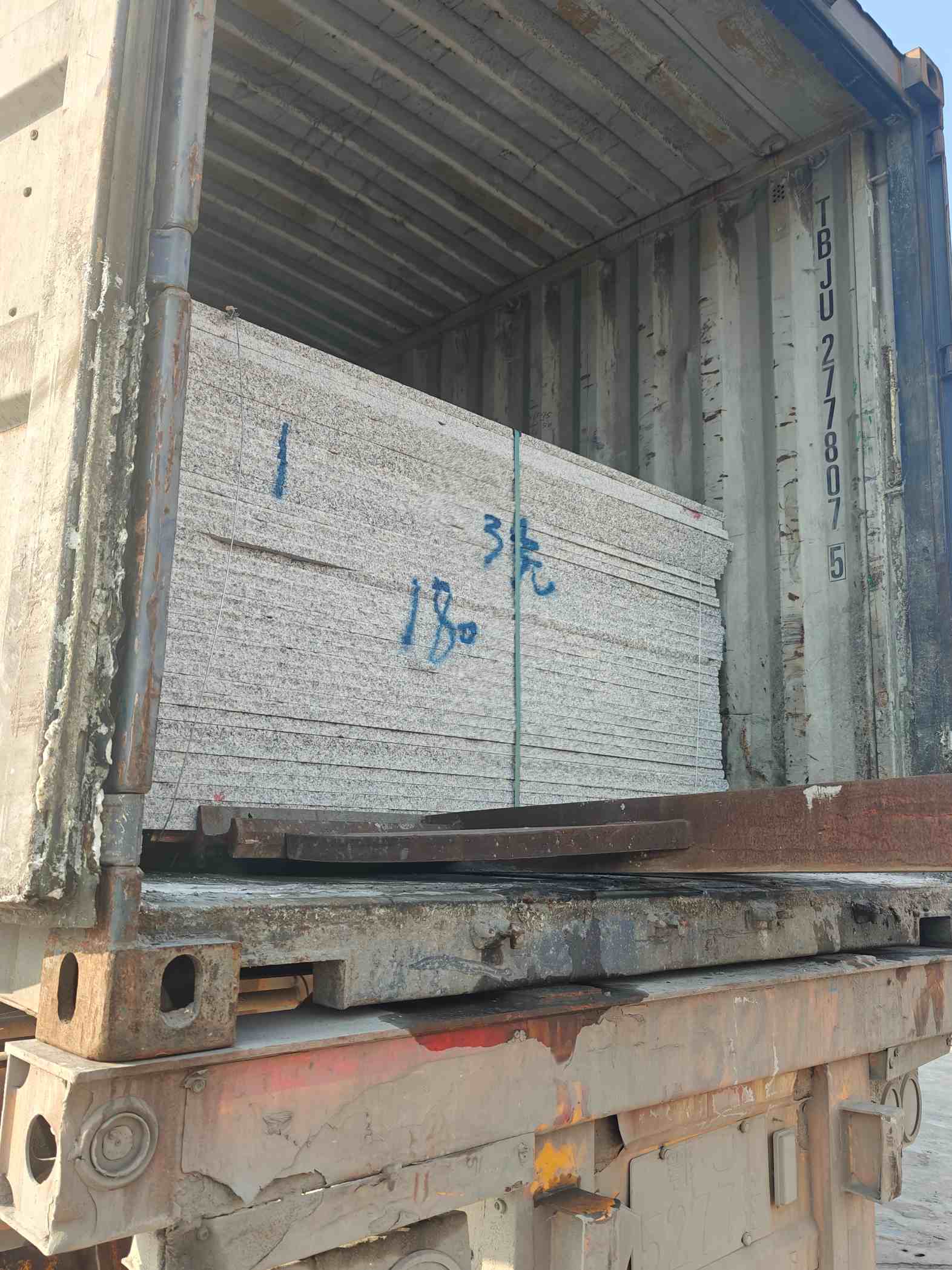 淮安 芝麻白花岗岩石材3.0公分光面毛板装柜出货