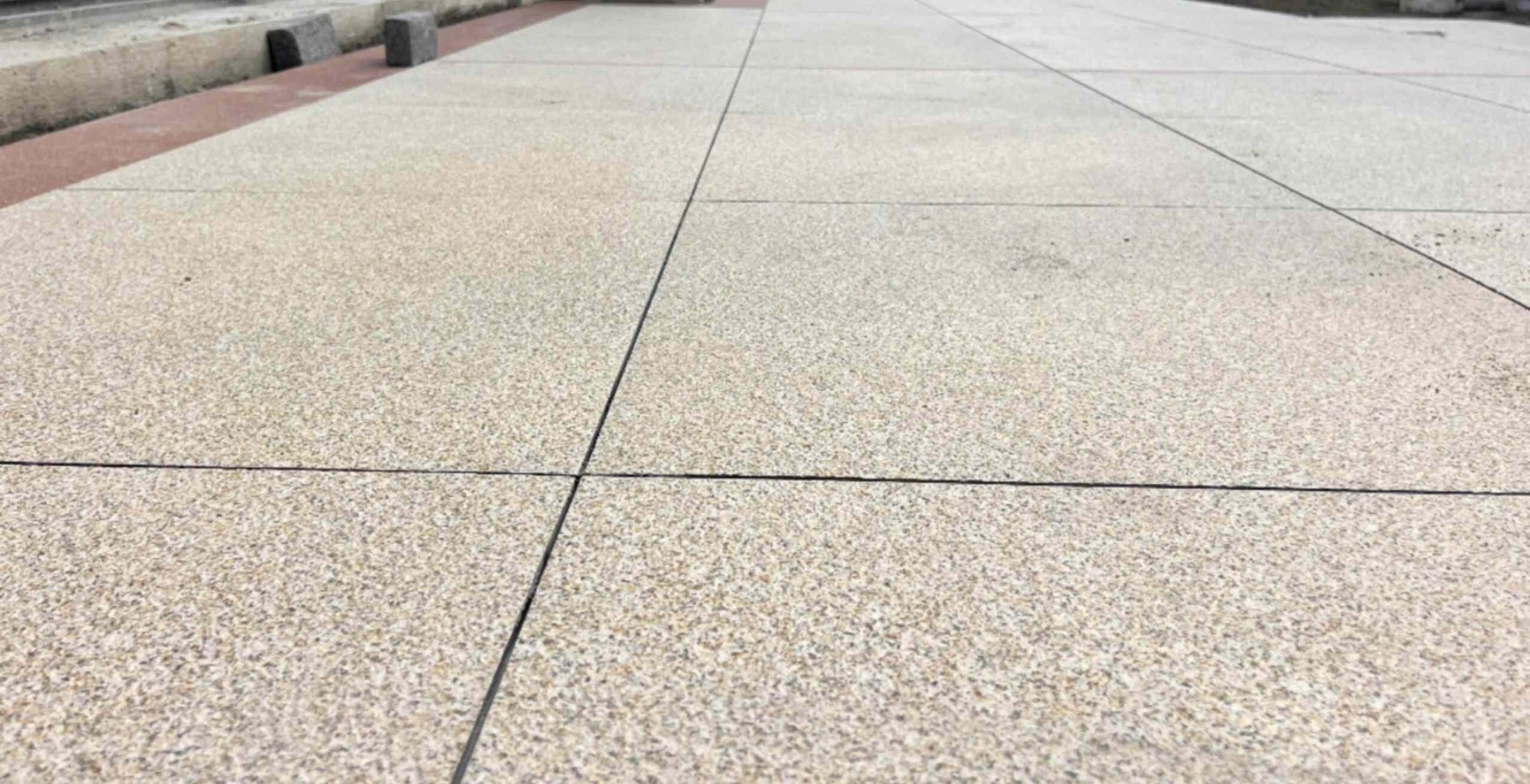 淮安 黄金麻花岗岩石板材荔枝面地面铺装效果