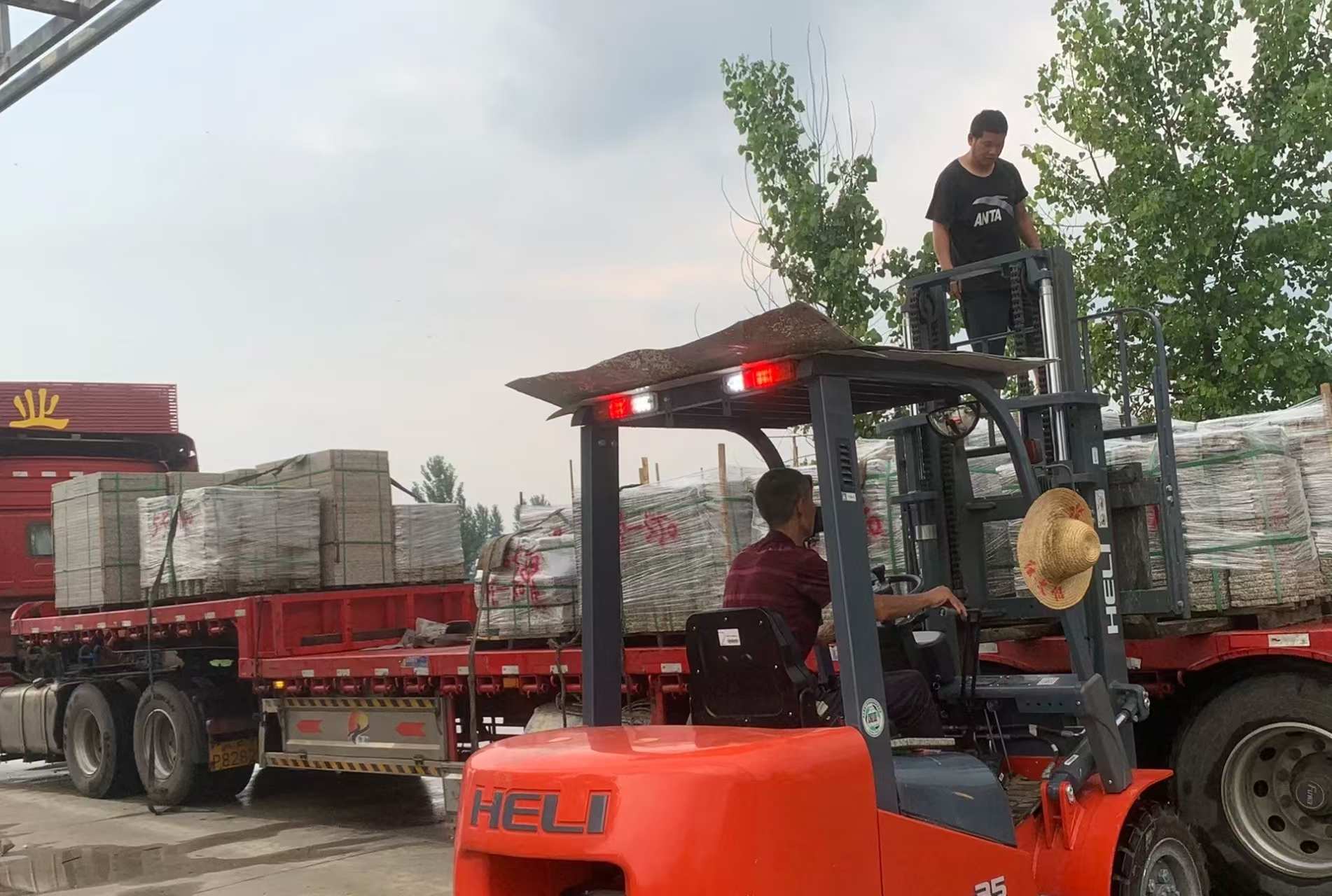 淮安 黄金麻冰裂纹，地铺石装车