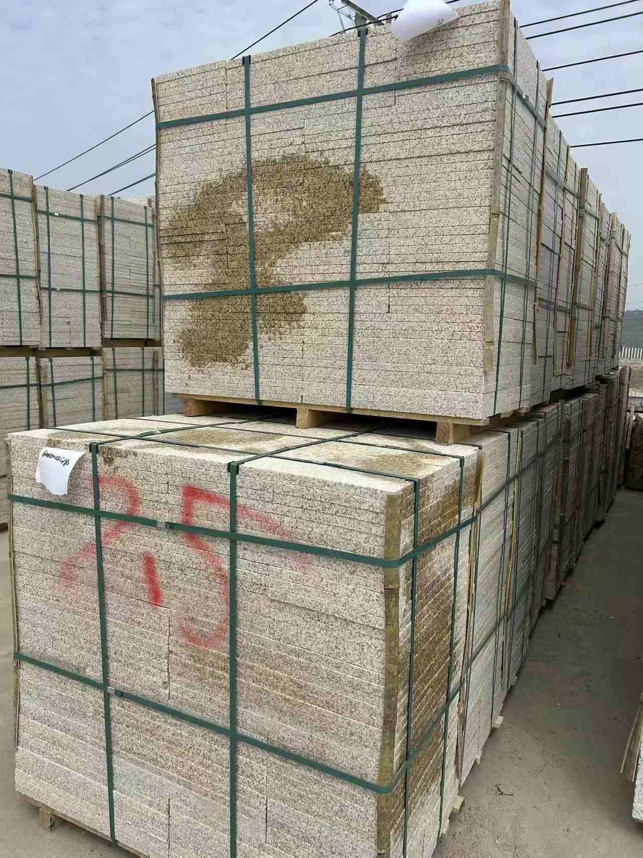 淮安 黄金麻花岗岩石材荔枝面地铺石2.5*300*600