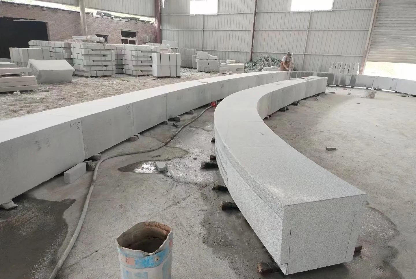 淮安芝麻白花岗岩石板材 园林光面弧形坐凳