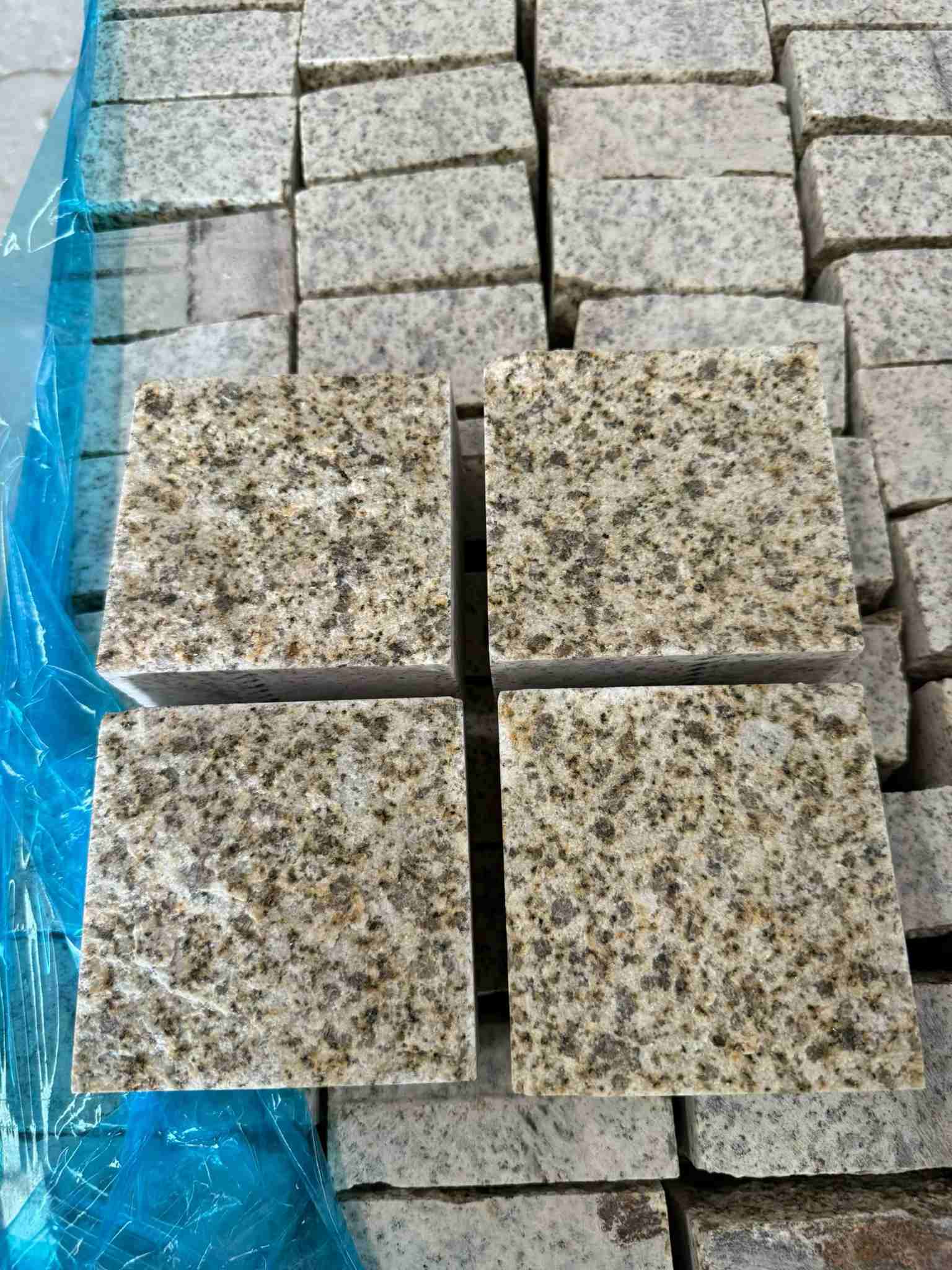 淮安 黄金麻花岗岩自然面小方块，弹石，马蹄石等