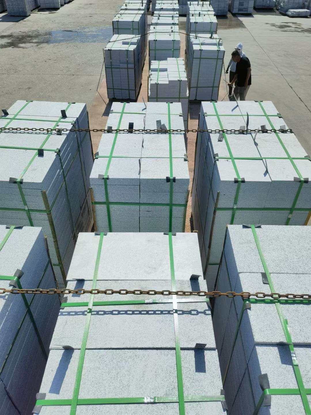 淮安 芝麻白花岗岩5公分地铺石 花岗岩厂家工厂装车日常