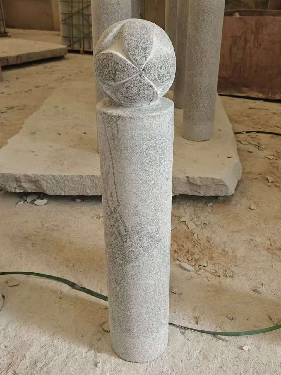 淮安 芝麻白花岗岩石材挡车石柱、停车柱、圆柱挡车柱、方柱挡车柱等