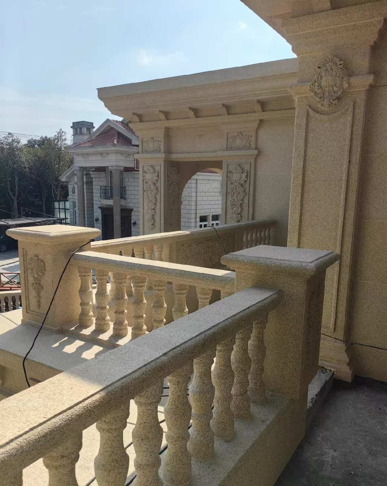 淮安 黄金麻别墅外墙干挂雕花配合阳台栏杆花瓶柱