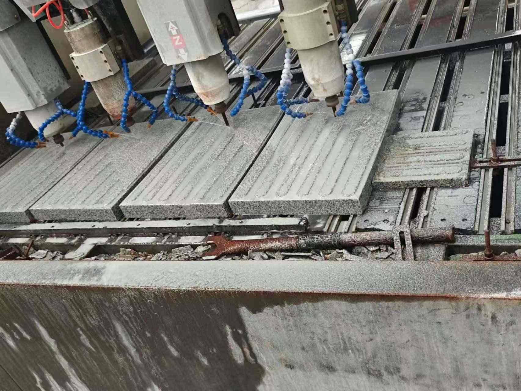 淮安 芝麻白花岗岩荔枝面盲道雕刻