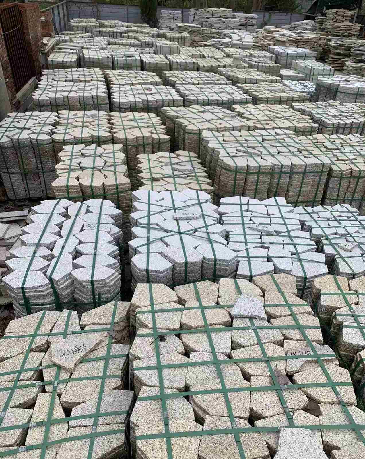 淮安 黄金麻白麻花岗岩荔枝面地铺石(冰裂纹)