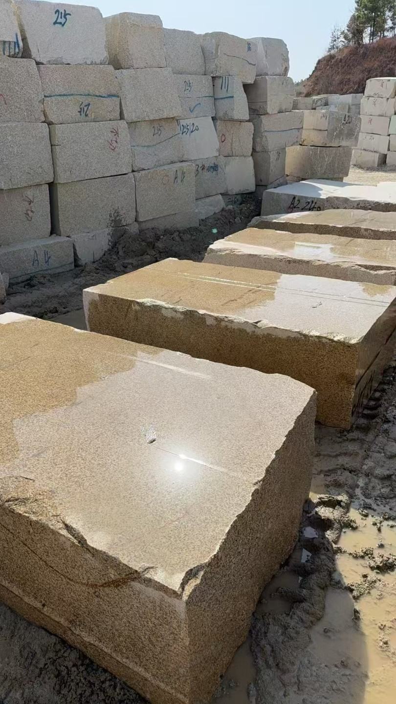 淮安 黄金麻方料堆场洗料分选中，原材料充足