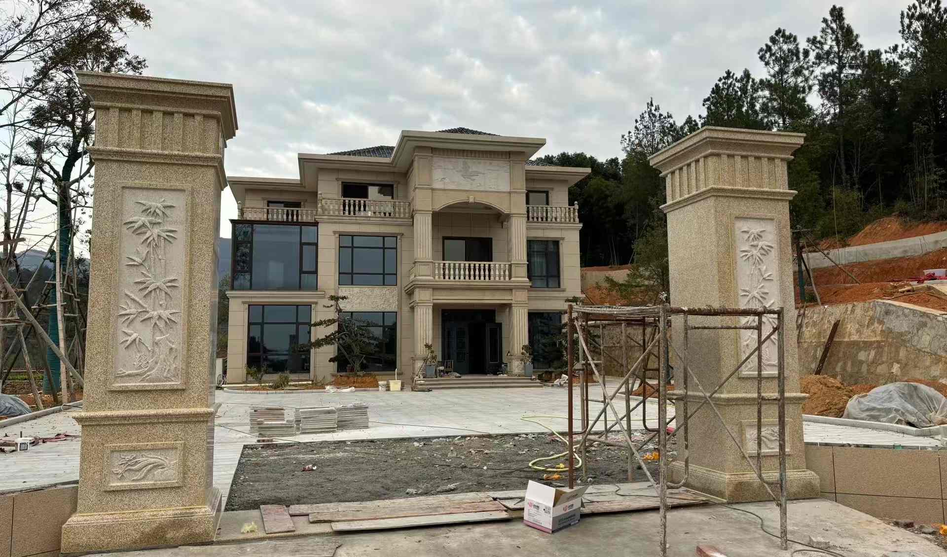 淮安 黄金麻花岗岩别墅雕花外墙干挂配上门口雕花罗马柱