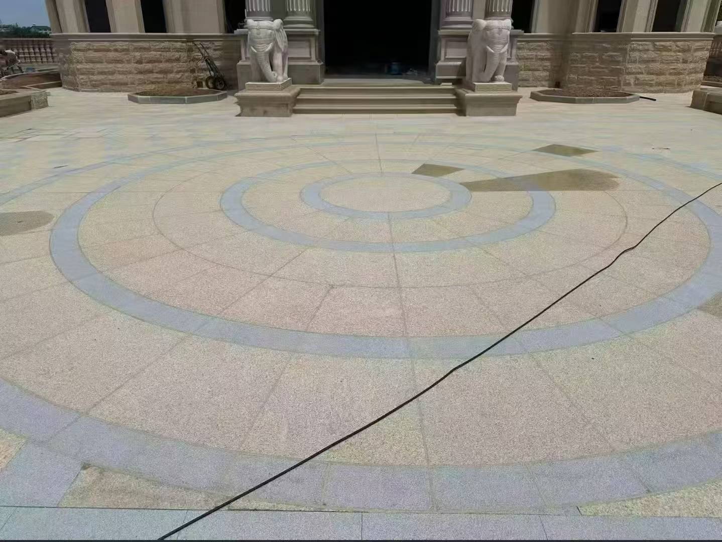 淮安 黄金麻芝麻灰花岗岩石材地铺拼接效果