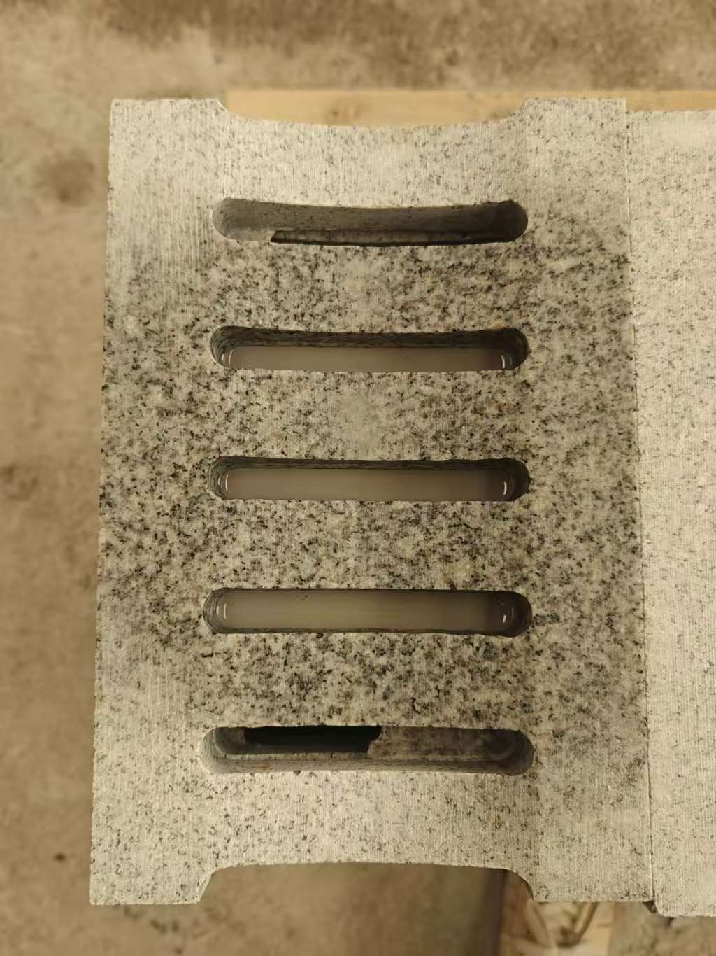 淮安 芝麻白拉丝面花岗岩U型开槽排水槽